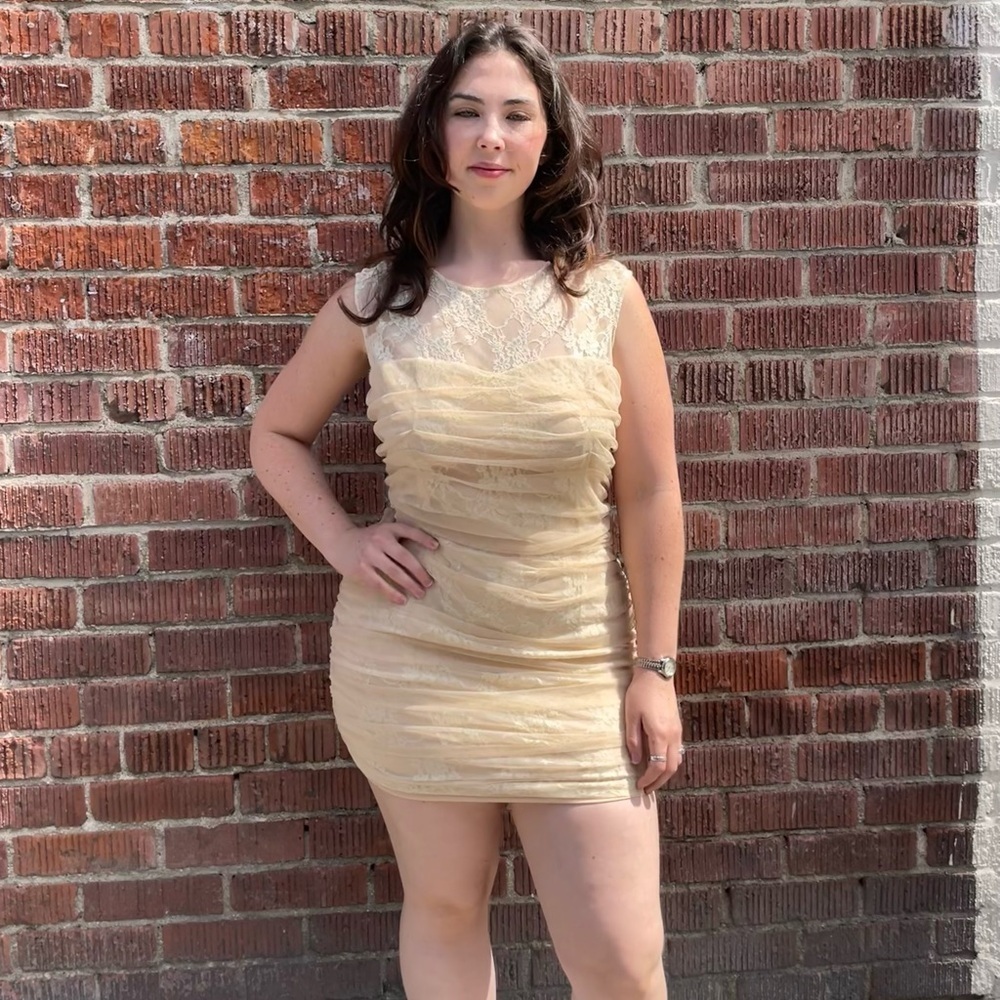 Beautiful en crème lace mini dress sz L